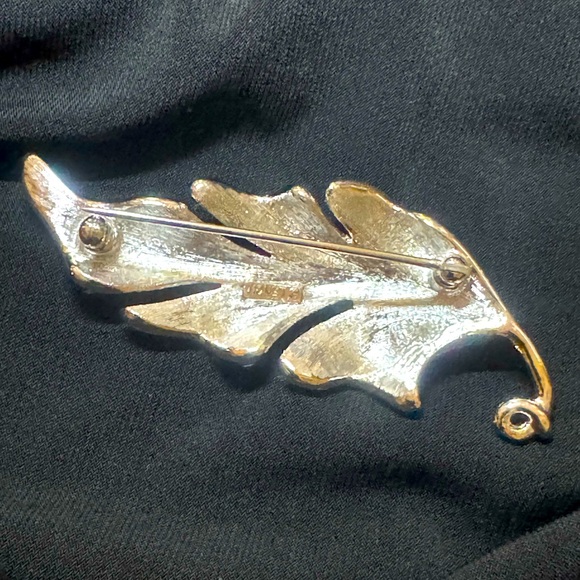 Beautiful Leaf Brooch - Picture 4 of 7